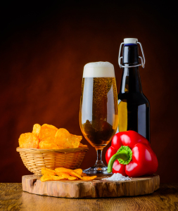 Picture no: 11912413 Bier mit Kartoffelchips Created by: xfotostudio