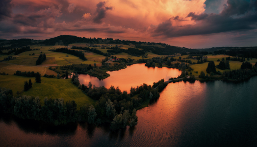 Picture no: 12877487 Luftaufnahme eines malerischen Sees mit Dramatik Created by: Smileus