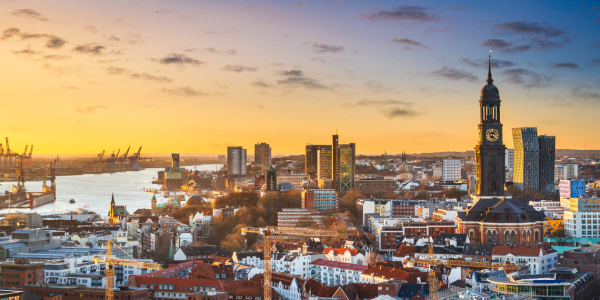 Picture no: 12879975 Panorama von Hamburg mit Michel und Hafen Created by: Mapics