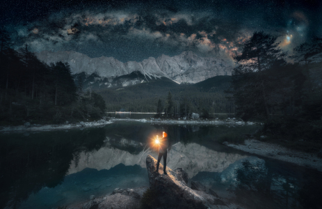 Picture no: 12926877 Mann genießt die Stille einer magischen Nachtszene Created by: Smileus