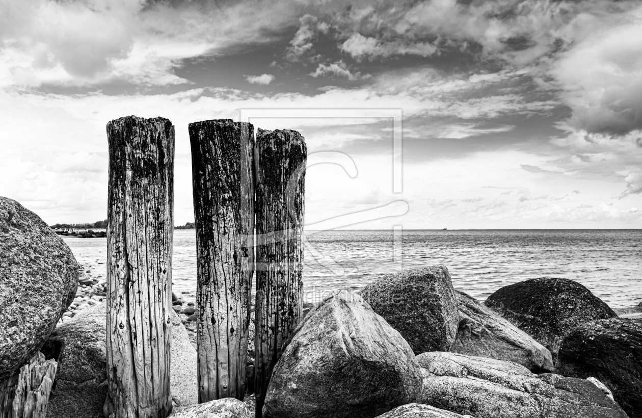 Bild-Nr.: 12256396 Holz und Stein Elemente am Strand erstellt von Ursula Reins