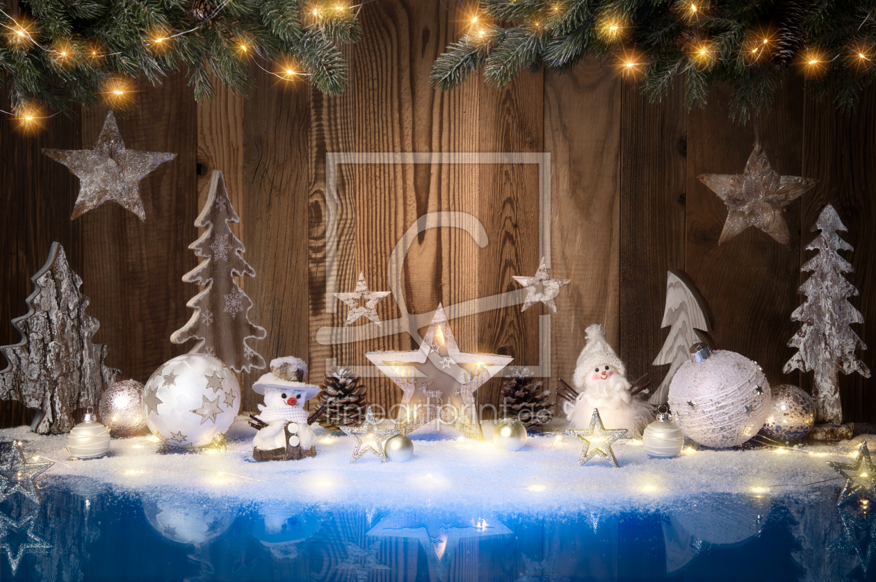 Bild-Nr.: 12638377 Weihnachtsschmuck mit Lichtern vor Holzhintergrund erstellt von Smileus