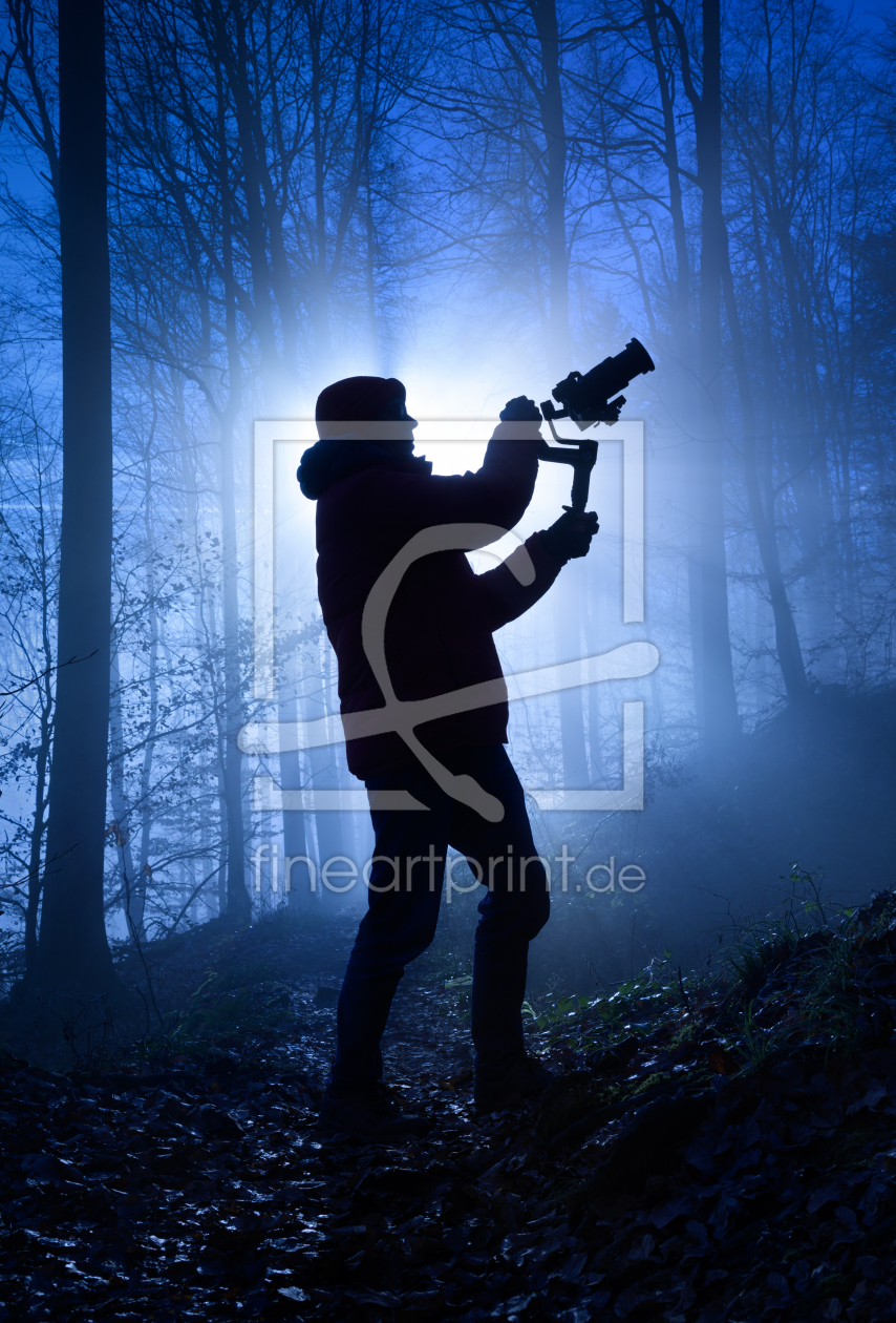 Bild-Nr.: 12696683 Videofilmer in einem nebligen Wald erstellt von Smileus