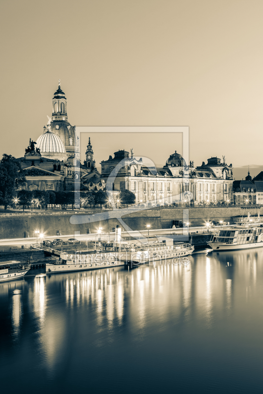 Bild-Nr.: 12827171 Dresden mit der Frauenkirche bei Nacht - monochrom erstellt von dieterich