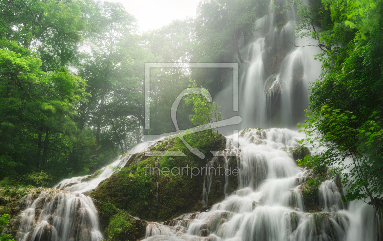 Bild-Nr.: 12834683 Wunderschöne Wasserfälle in üppigem Grün erstellt von Smileus