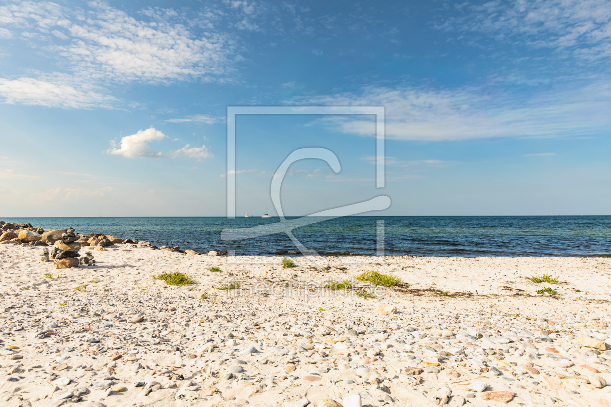 Bild-Nr.: 12905080 Steiniger Ostseestrand Boote am Horizont erstellt von Ursula Reins