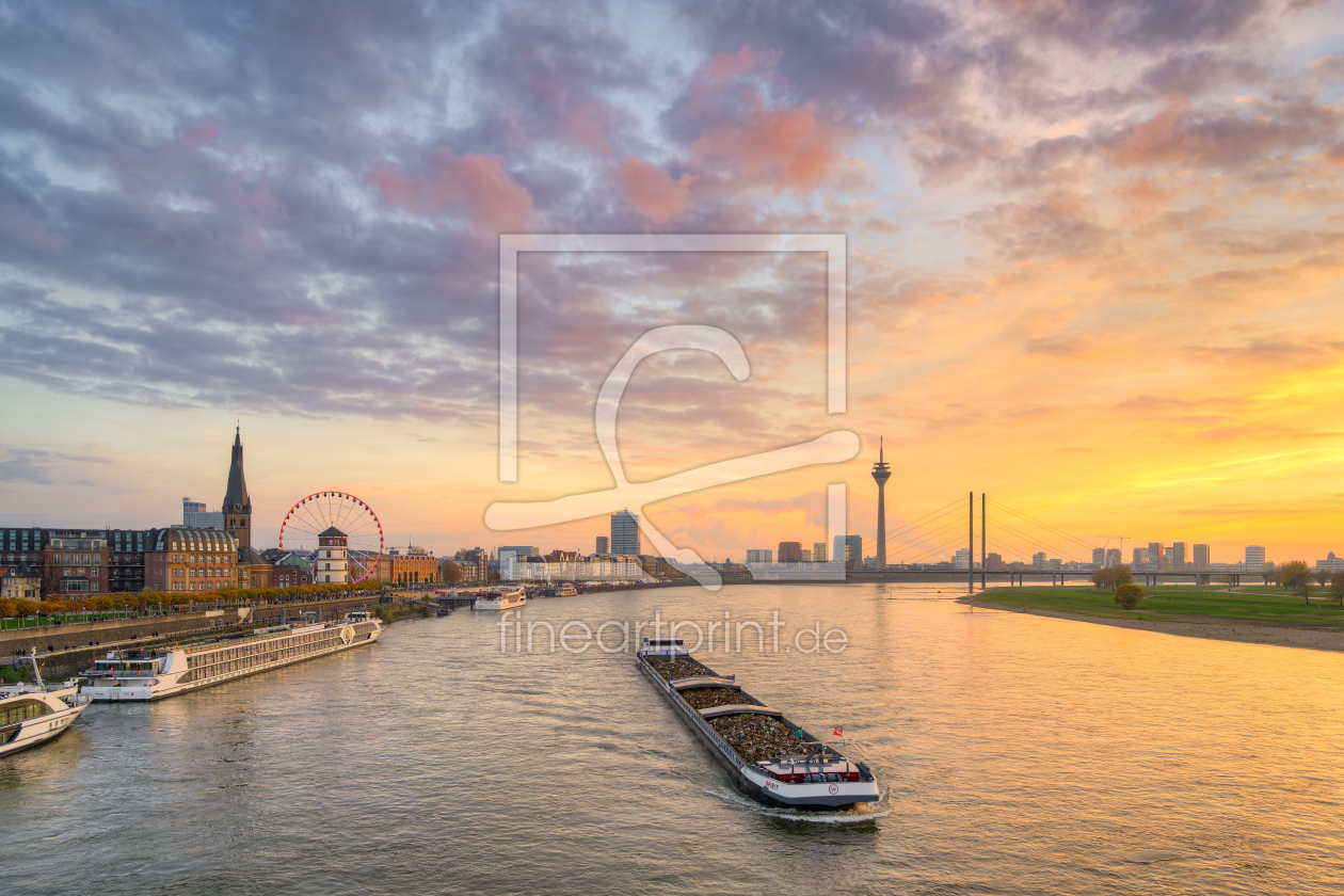 Bild-Nr.: 12919470 Düsseldorf Skyline mit Schiff bei Sonnenuntergang erstellt von Michael Valjak