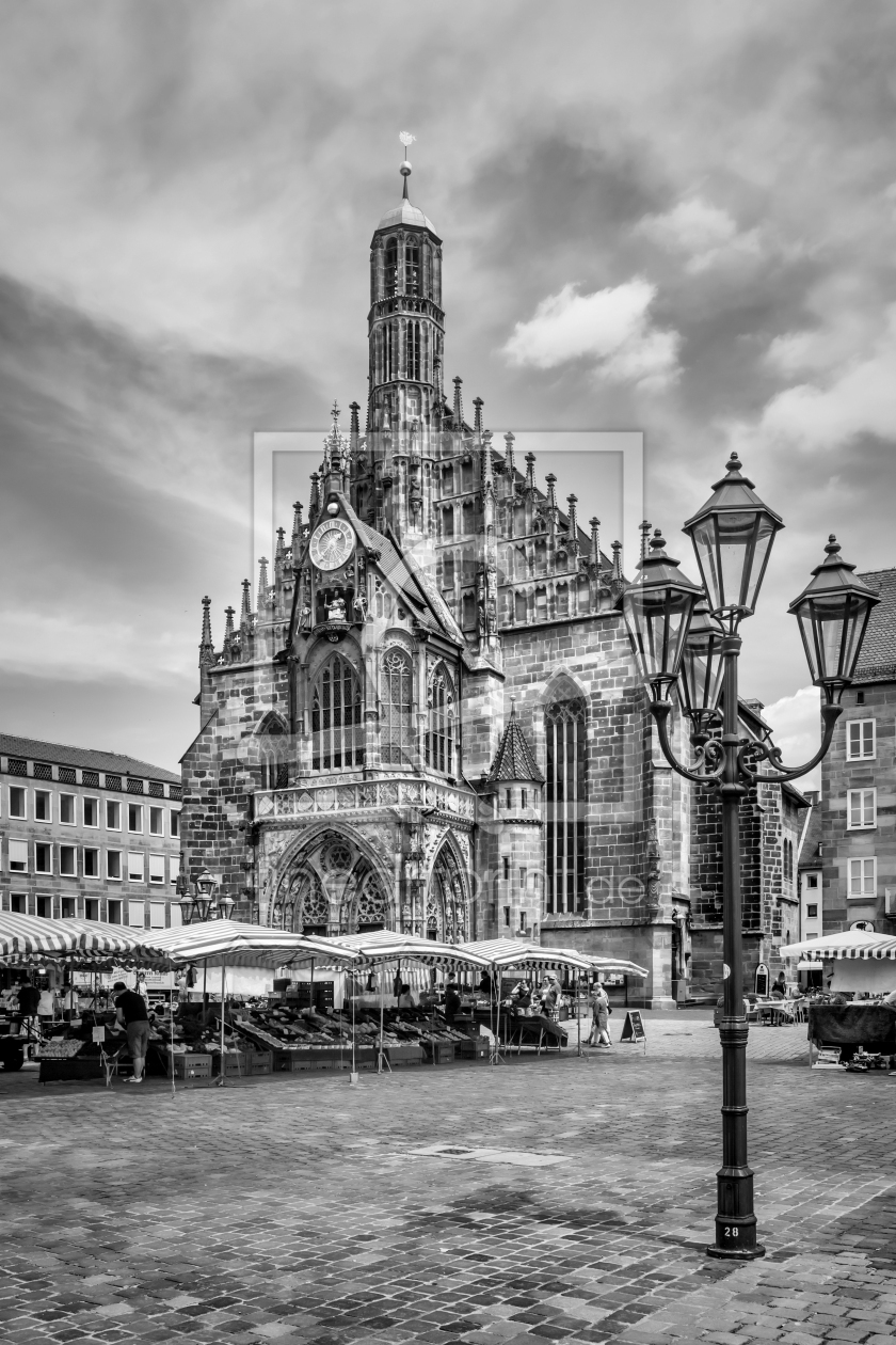 Bild-Nr.: 12935224 NÜRNBERG Frauenkirche und Hauptmarkt - Monochrom  erstellt von Melanie Viola