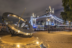 LONDON Tower Bridge im Lichterglanz/12908990