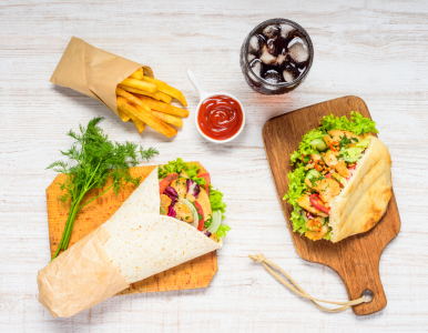 Bild-Nr: 11909654 Shawarma und Döner Kebab mit Cola und Pommes Erstellt von: xfotostudio