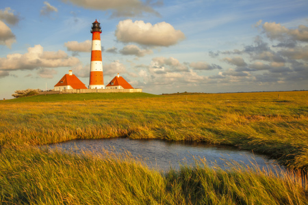 Bild-Nr: 12424499 Leuchtturm Westerheversand bei Sonnenuntergang Erstellt von: KundenNr-360966