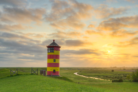 Bild-Nr: 12738496 Pilsumer Leuchtturm bei Sonnenaufgang Erstellt von: Michael Valjak