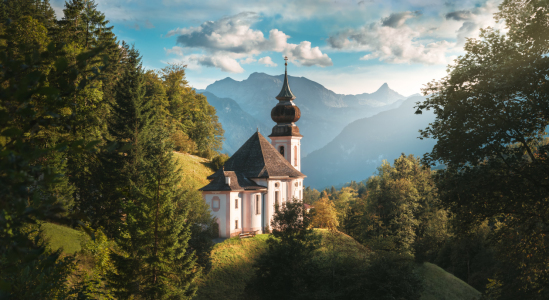 Bild-Nr: 12802356 Eine idyllische kleine Kirche mitten in der Natur Erstellt von: Smileus