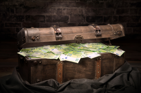 Bild-Nr: 12807450 Große Schatzkiste voller Bargeld Erstellt von: Smileus