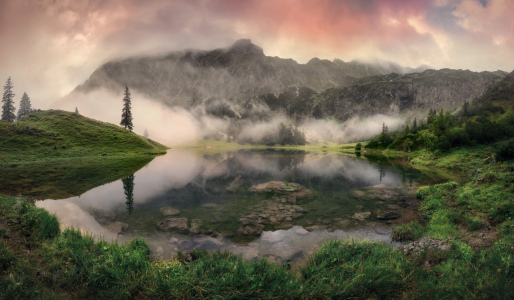 Bild-Nr: 12835016 Bergsee im Nebel bei dramatischem Sonnenaufgang Erstellt von: Smileus
