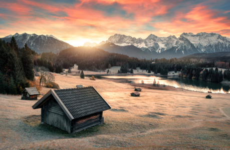 Bild-Nr: 12841072 Sonnenaufgang an einem Bergsee mit einer Hütte Erstellt von: Smileus