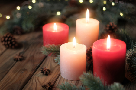 Bild-Nr: 12915429 Mit vier Kerzen geschmückter Tisch im Advent Erstellt von: Smileus