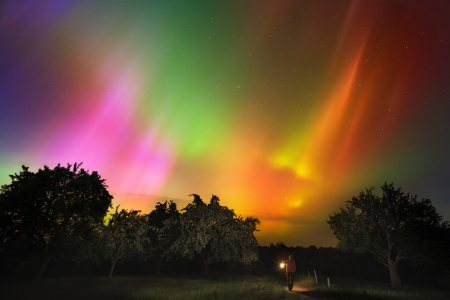 Bild-Nr: 12916945 Wandern unter farbenfrohen Nordlichtern Erstellt von: Smileus