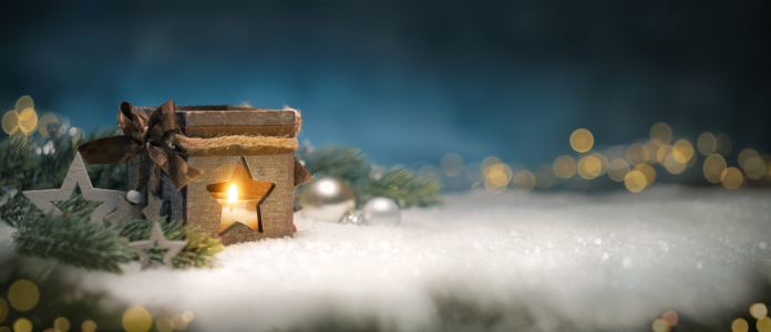 Bild-Nr: 12919860 Weihnachtslaterne im Schnee mit Bokeh Erstellt von: Smileus