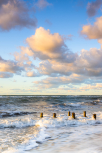 Bild-Nr: 12933449 alte Buhnen von Wellen umspült - Ostsee Erstellt von: Daniela Beyer