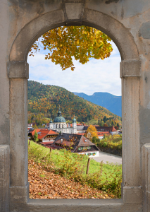 Bild-Nr: 12936062 Rustikales Fenster mit Blick auf Kloster Ettal  Erstellt von: SusaZoom