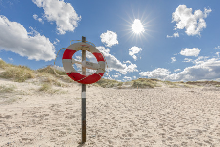 Bild-Nr: 12940865 Rettungsring am Dünenrand Erstellt von: Ursula Reins