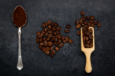 Bild-Nr: 11833449 Gemahlener Kaffee mit Kaffeebohnen Erstellt von: xfotostudio