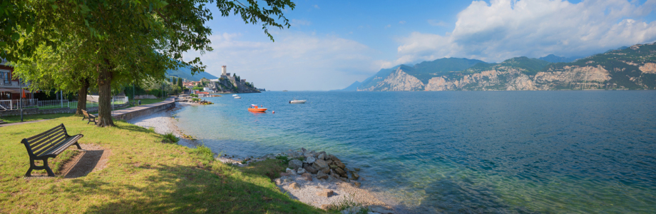 Bild-Nr: 12007175 Idyllisches Seeufer Gardasee mit Rastbank Erstellt von: SusaZoom
