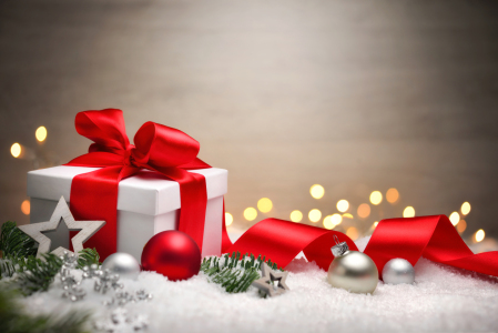 Bild-Nr: 12121745 Weihnachten Geschenk und rotem Band Erstellt von: Smileus