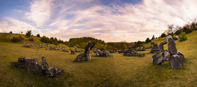 Bild-Nr: 12301220 Feld aus Steinskulpturen im Altmühltal Erstellt von: raphotography88