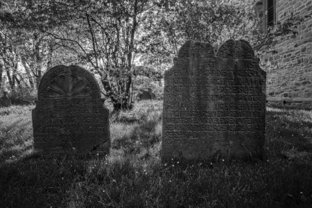 Bild-Nr: 12733234 historische Grabsteine im Gegenlicht Erstellt von: volker heide