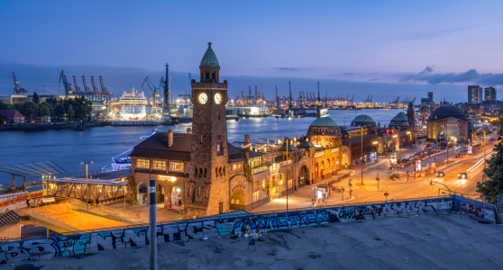 Bild-Nr: 12747234 St Pauli Landungsbrücken Hamburg Erstellt von: eyetronic