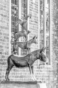 Bild-Nr: 12827289 Bremer Stadtmusikanten in Bremen - monochrom Erstellt von: dieterich