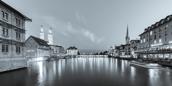 Bild-Nr: 12828218 Altstadt von Zürich bei Nacht - monochrom Erstellt von: dieterich