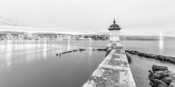 Bild-Nr: 12831503 Mole am Genfer Hafen in Genf bei Nacht - monochrom Erstellt von: dieterich
