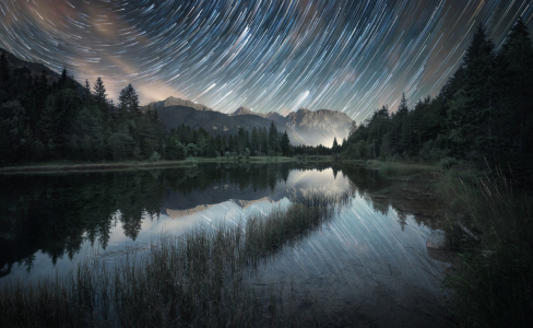 Bild-Nr: 12835263 Startrails über malerischer Landschaft Erstellt von: Smileus