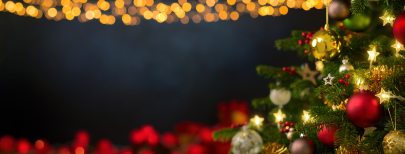 Bild-Nr: 12845207 Festliche Weihnachtsszene mit Girlande und Baum Erstellt von: Smileus