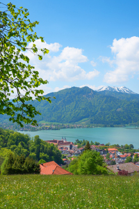 Bild-Nr: 12874295 Blick zum Tegernseer Schloss und Hirschberg Erstellt von: SusaZoom