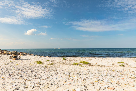 Bild-Nr: 12905080 Steiniger Ostseestrand Boote am Horizont Erstellt von: Ursula Reins