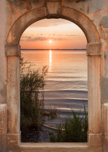 Bild-Nr: 12936950 Fenster mit Seeblick bei Sonnenuntergang Erstellt von: SusaZoom